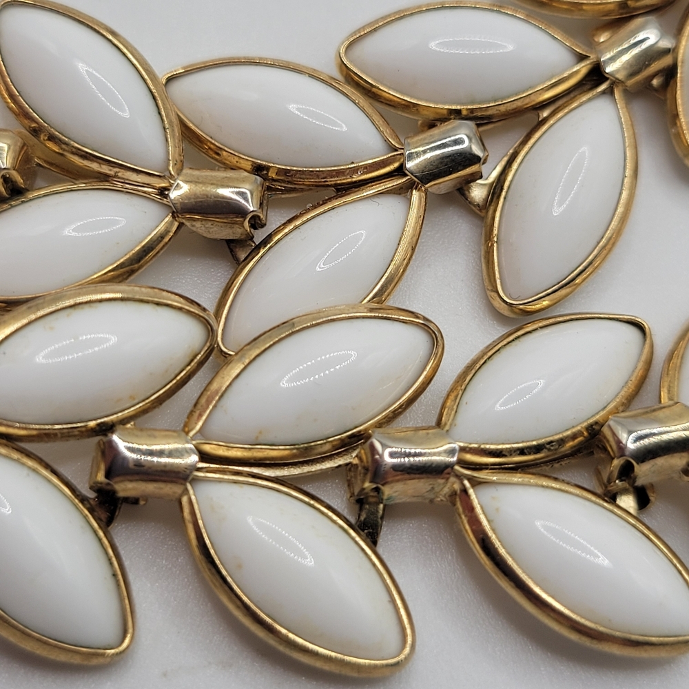 VTG Trifari Milk Glass Navettes & Gold Tone Necklace | SIGNED - Picture 2 of 6